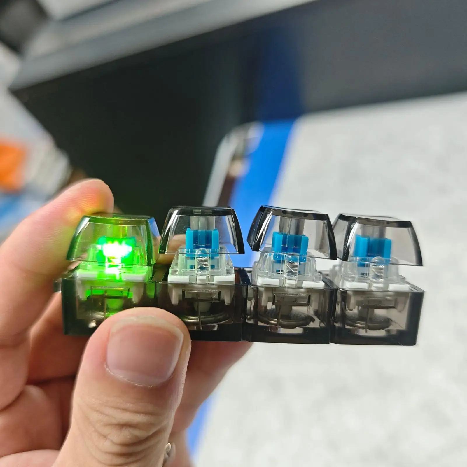 Office Tech And Gadgets - 1/2 個 LED キーボードキーキャップストレスリリーフキーホルダー 4 ボタンフィジェットツール大人子供用オフィス減圧ガジェットテックキーホルダー